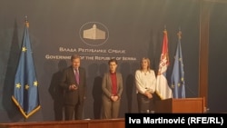 Komesionari evropian, Johanes Hahn dhe kryeministrja e Serbisë, Ana Bërnabiq