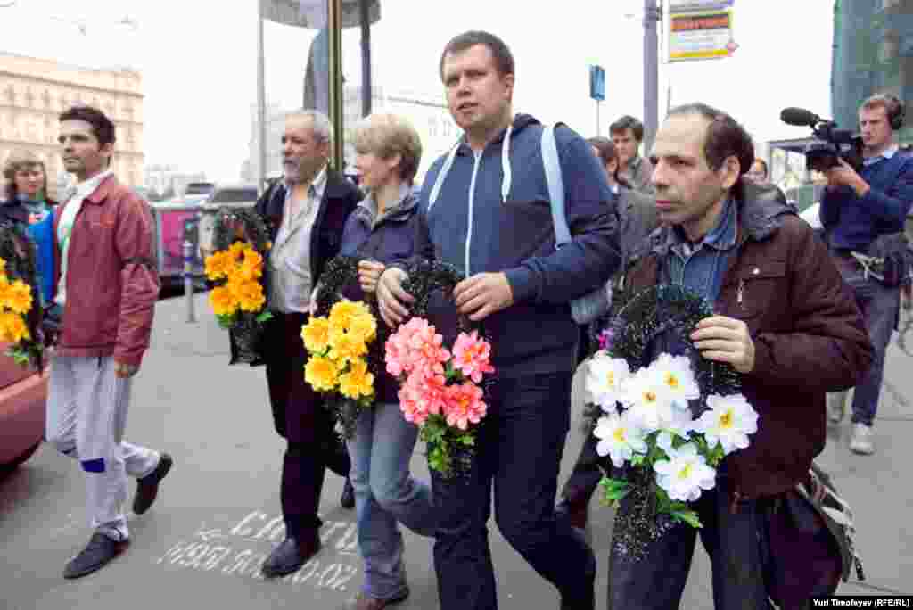 Активисты движения в защиту Химкинского леса возложили траурные венки у входа в Министерство транспорта РФ и почтили минутой молчания память погибших при крушении самолета Як-42 под Ярославлем.