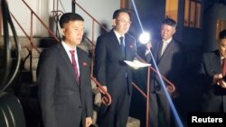 Представитель Северной Кореи на переговорах, посол по особым поручениям МИД Ким Мён Гиль (в центре). Стокгольм, 5 октября 2019 года.