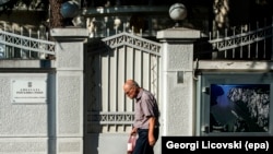 Прохожий рядом с закрытым посольством Сербии в Македонии. Белград внезапно отозвал сотрудников диппредставительства для консультаций. Скопье, 21 августа 2017 года.