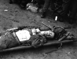 A wounded U.S. soldier in 1950