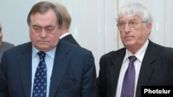 Armenia -- John Prescott (L) and Georges Colombier of the Council of Europe Parliamentary Assembly visit Yerevan, 16Jun2009.