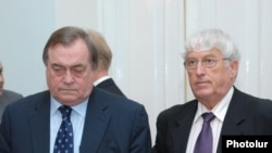 Armenia -- John Prescott (L) and Georges Colombier of the Council of Europe Parliamentary Assembly visit Yerevan, 16Jun2009