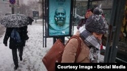 Moszkva, 2016: Sztálin halálának évfordulóján kihelyezett ellenzéki plakát egy buszmegállóban: „Meghalt az és meghal majd ez is” – utal a felirat Putyin elnökre