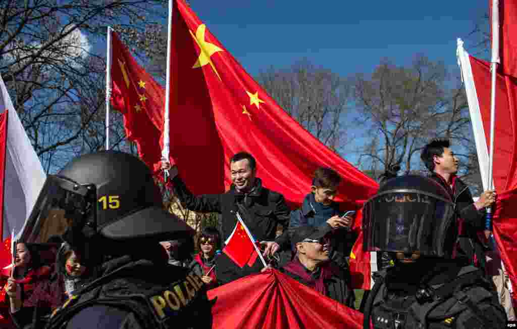 Чешская полиция пытается разделить участников акции против визита председателя КНР от тех, кто приветствует его прибытие&nbsp;