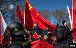 Прихильники президента Китаю вітають його у Празі, поліція відокремлює їх від супротивників, 29 березня 2016 року