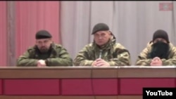 Украинаның шығысындағы сепаратистер "халық сотының" Youtube желісіне жарияланған видеосынан алынған скришот. 