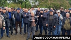 алхас джинджолия депутат биография. 1D83273C 64B1 4A3B A2FC. алхас джинджолия депутат биография фото. алхас джинджолия депутат биография-1D83273C 64B1 4A3B A2FC. картинка алхас джинджолия депутат биография. картинка 1D83273C 64B1 4A3B A2FC. «По неофициальным данным, теперь от себя добавлю, не решился вопрос об обеспечении нас вакциной «Спутник V» для продолжения кампании вакцинирования, первый этап которой прошел и было вакцинировано шесть с половиной тысяч. Кампания набирала обороты достаточно медленно, но на самом пике ее пришлось остановить. По неофициальным данным, уверен, что к моим словам будут претензии, нам отказали в обеспечении. Тогда, наверное, надо искать альтернативные пути решения. Можно обратиться в международные организации, которые… перед тем, как их в чем-то упрекать, надо вспомнить, что они в прошлом году обеспечили нас огромным объемом расходных материалов, дезсредств и так далее. Тогда мы их благодарили и продержались на этом грузе достаточно долгое время. Считаю это для нас возможным и лично сам обращусь при поддержке коллег в международные организации».