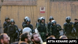 نیروهای ایرانی در مقابل ساختمان سفارت بریتانیا در تهران، ۱۴ جنوری