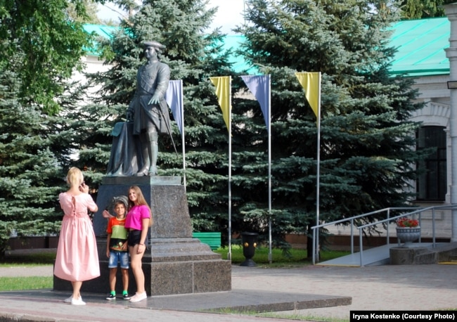 «Мамо, сфотограхвіруй нас біля нашого царя Петра»