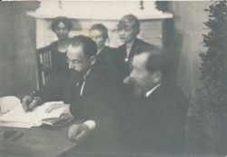 Дипломат із радянської Росії Адольф Йоффе за дорученням Володимира Леніна підписує мирний договір з Естонією, Тарту, 2 лютого 1920 року. Фото Естонського державного архіву