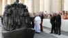 Папа Франциск на церемонии открытия скульптуры, изображающей мигрантов. Ватикан, 29 сентября 2019