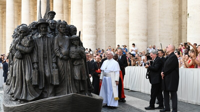 Papa u Vatikanu otkrio skulpturu posvećenu migrantima