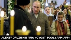 Владимир Путин на рождественнской службе (архивное фото)