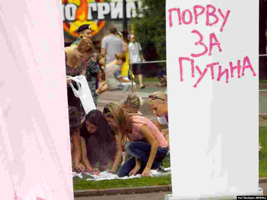Девушки разукрасили белые майки трафаретным портретом Владимира Путина и надписями "Лучший человек", "Самый лучший", "Лучший – супер".