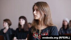 Вікторыя Пальчыс падчас судовага працэсу па справе мужа