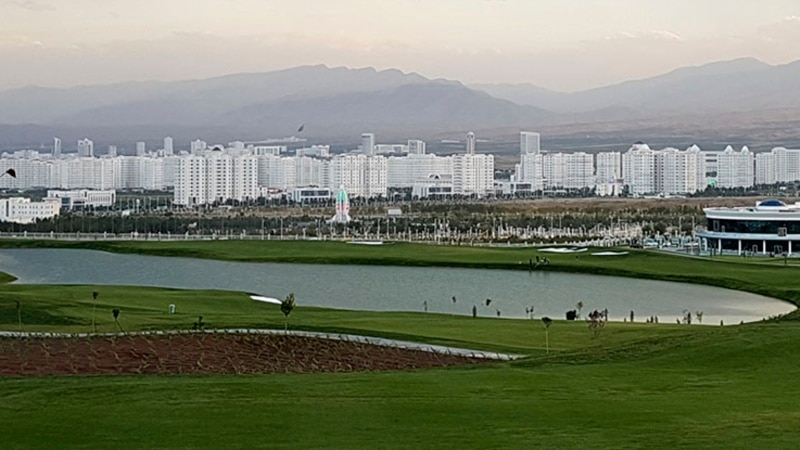 Balkanlylaryň onlarçasy täze golf-klubynyň gurulmagyna garşy nägilelik protestini bildirdi