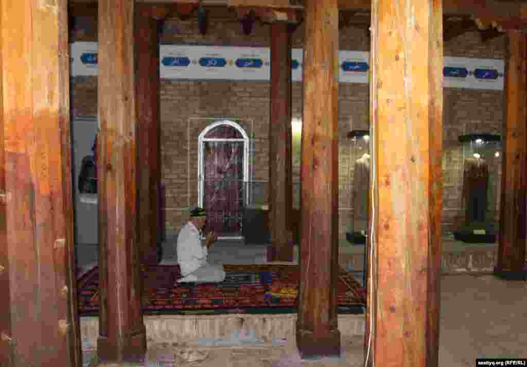 Мужчина во время молитвы на территории государственного историко-культурного музея-заповедника &laquo;Азрет Султан&raquo;, включающего мавзолей Ходжи Ахмета Яссауи.