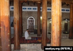 Мужчина молится в медресе в здании государственного историко-культурного музея «Азрет-Султан». Туркестан, 3 июня 2017 года. Иллюстративное фото.