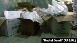 Купленные на деньги Ширин Назирмадовой защитные средства для медиков Фархорской больницы.