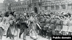 Патрыярх Ціхан дабраслаўляе ўдарны батальён перад адпраўкай на фронт 1917 год, Масква