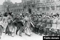 Патрыярх Ціхан як маскоўскі мітрапаліт дабраслаўляе ўдарны батальён перад адпраўкай на фронт 1917 год, Масква, Красная плошча