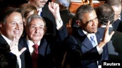 Raul Castro (në mes) dhe Barack Obama (djathtas)