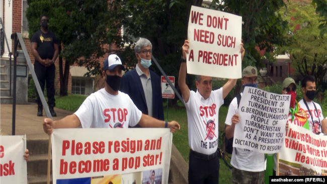 Протесты туркменов в США 1 сентября против режима Бердымухамедова.