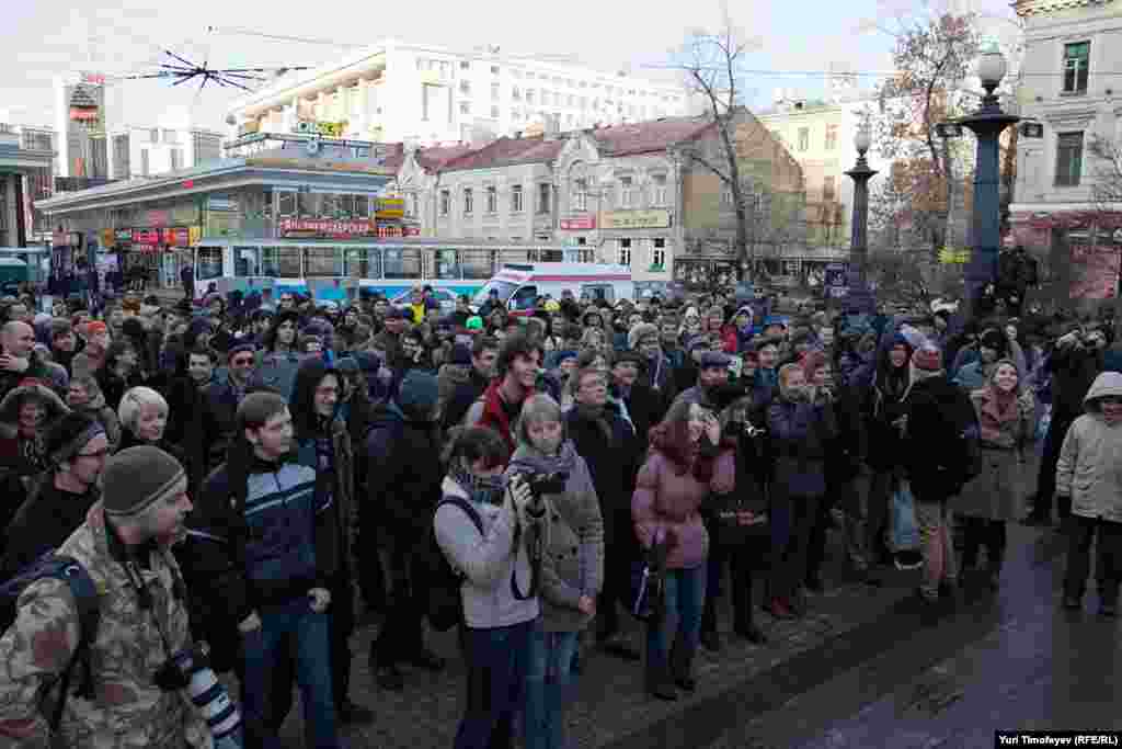 На митинге, который вела Евгения Чирикова, присутствовало около 300 человек.