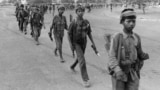 Юные партизаны красных кхмеров вступают 17 апреля 1975 года в Пномпень