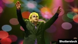  Elton John.