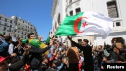 Әбделқадыр Бенсалехтің уақытша президент болып тағайындалғанына қарсы наразылық. Алжир, 9 сәуір 2019 жыл. 