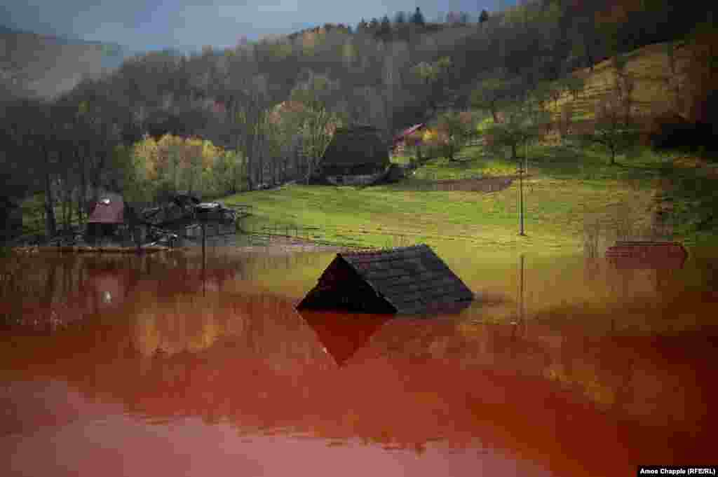 A house inundated by the Rosia Poieni copper mine near the village of Geamana, Romania, April 21, 2017. (RFE/RL, Amos Chapple)