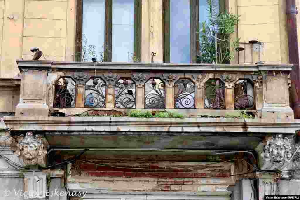 Balcon și detaliu ornament, aceeași clădire sec. XIX, Calea Moșilor, București