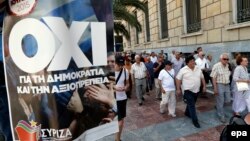 کارمندان یونانی از کنار کارزار «نه» در همه‌پرسی رد می‌شوند. دریافت پول از خودپردازها به ۶۰ یورو محدود شده و بانک‌ها تعطیل است