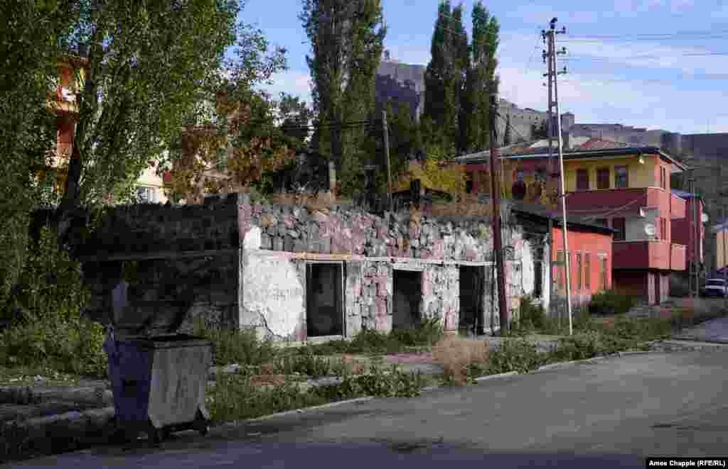 ყარსი. გადმოცემის თანახმად, ამ სახლში ცხოვრობდა დიდი სომეხი პოეტი ეგიშე ჩარენცი (1897-1937).