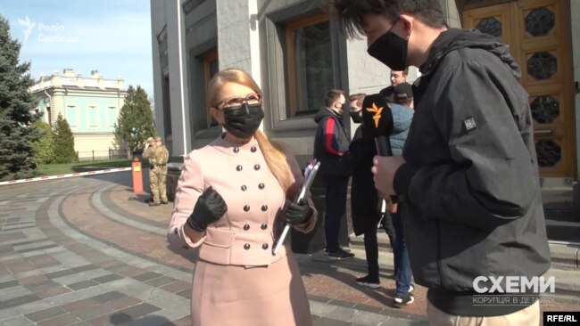 Юлія Тимошенко, до якої журналісти підійшли після засідання у Верховній Раді, говорити про «Буревісник» відмовилась