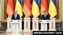 Președintele Ucrainei, Volodimir Zelenski, alături de cancelarul german, Olaf Scholz, la o conferință de presă susținută la Kiev luni, 14 februarie.