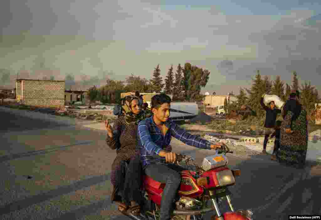 Dy banorë ikin me një motoçikletë nga qyteti sirian Ras Al-ain.