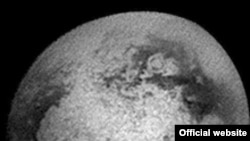 Титан. Светлая область в центре снимка - континент Ксанаду, где текут метановые реки. Фото NASA.