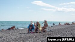 Пляж в поселке Рыбачье в Крыму, июль 2017 года