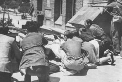 Бойцы-республиканцы отражают наступление франкистов в одном из предместий Мадрида. 1936 год