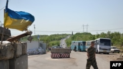 Пункт пропуску біля Артемівська Донецької області, бік, який контролюють українські військові, 26 травня 2015
