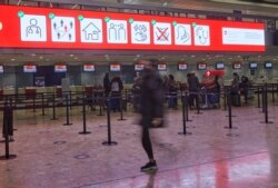 Стойки регистрации в почти пустом аэропорту Женевы. Конец декабря 2020 года, незадолго до западного Рождества