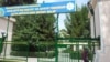 Keselhananyň girelgesinde ýerleşdirilen döwlet şygary. Türkmenistan(arhiw suraty)