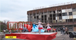 Виступ дитячого колективу на тлі зруйнованого палацу спорту у Донецьку
