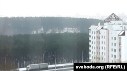 За лесам высокі, усходні бераг Нёмна