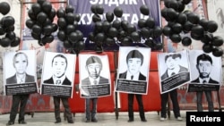 Қырғызстандағы оппозиция өкілдері 2002 жылы Ақсы оқиғасында полиция қолынан қаза тапқан құрбандардың суретін ұстап, наразылық шарасын өткізіп тұр. Қырғызстан, 17 наурыз 2010 жыл. 