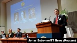 Томас Перманн, секретарь Нобелевского комитета по физиологии и медицине объявляет имена Нобелевских лауреатов