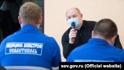 Врио российского губернатора Севастополя Михаил Развожаев на встрече с сотрудниками «скорой помощи», 20 мая 2020 года